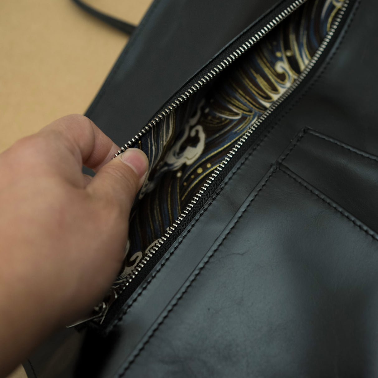 Jiu Studio 的皮革刀卷北齋主題 10 槽