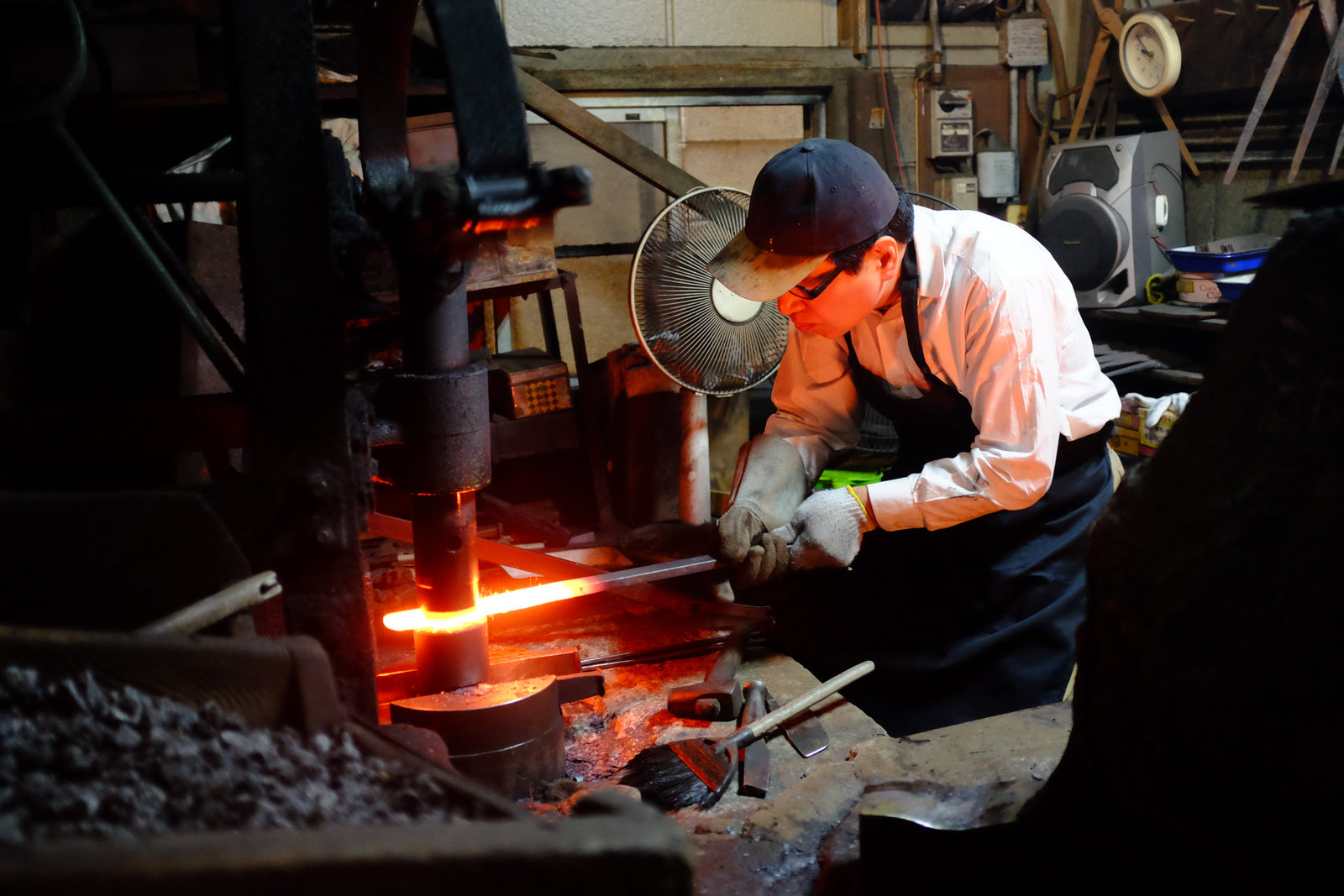 Itsuo Doi shapes glowing steel under the power hammer, November 2014.