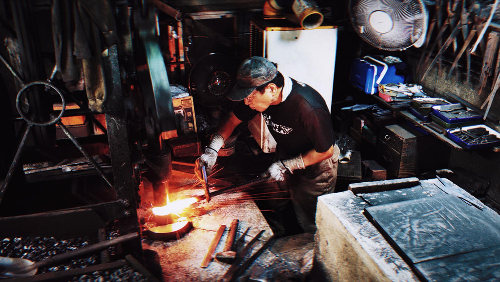 Master Itsuo Doi forging at the Sanpo factory