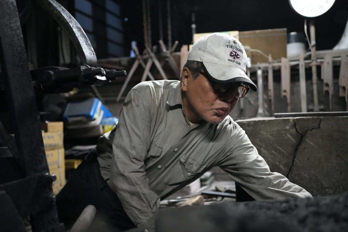 Itsuo Doi at the forge, Sakai Takayuki workshop, December 2023.