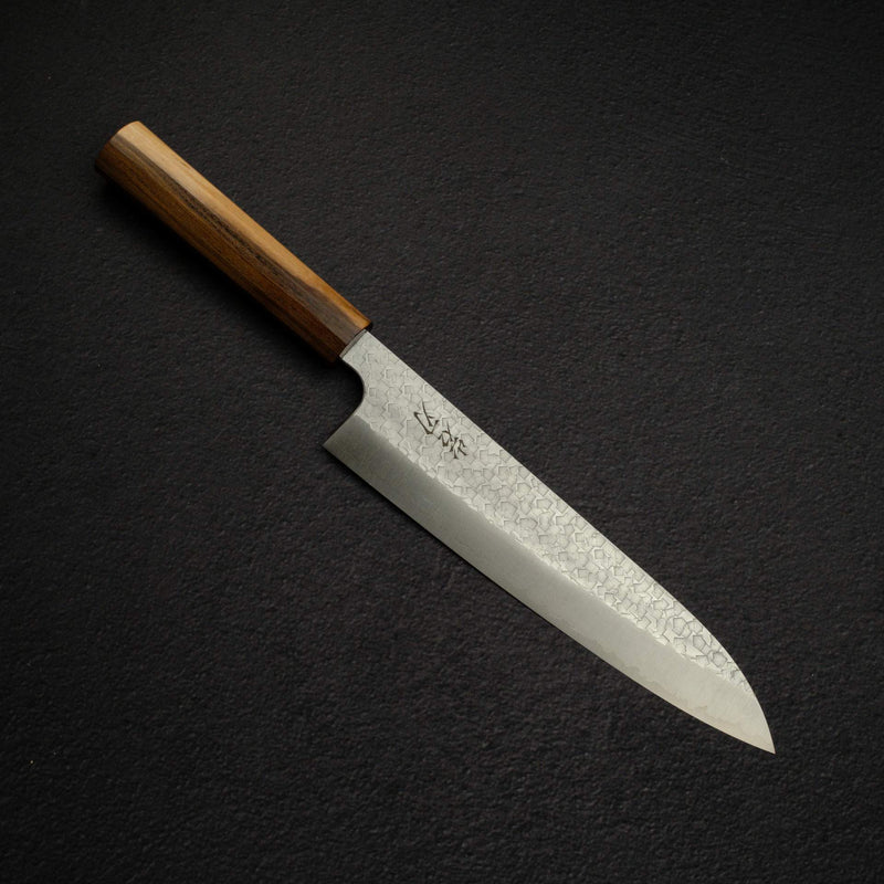Knives and Stones 岩刃社 Arare SG2 牛刀 210mm，由甲鐵刃物製作，搭配黑色炭燒刀柄