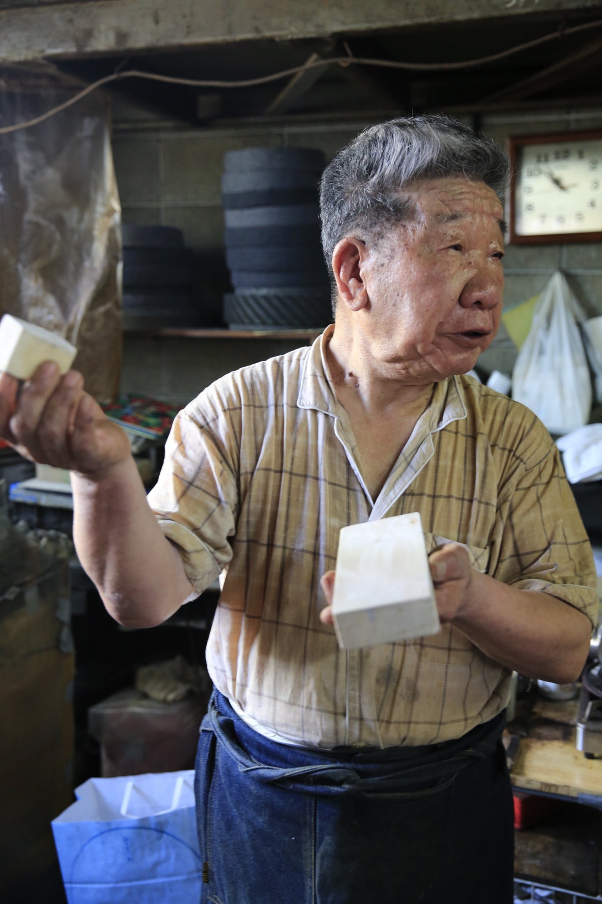 小田雪則於2014年在堺孝行工廠與他的研磨砥石合影